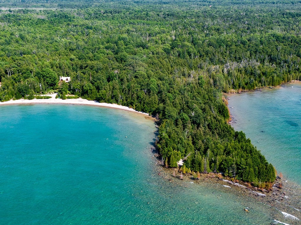 僻静的1200英尺海滨私人64英亩木屋