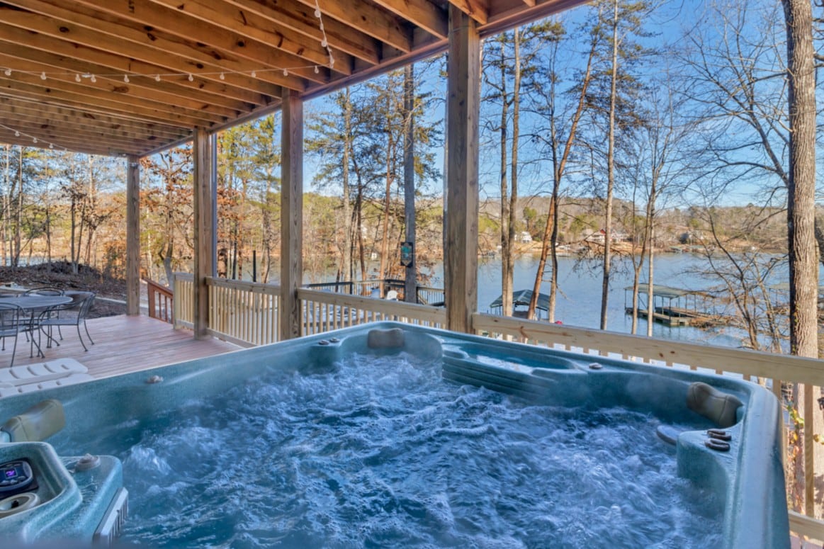 湖畔，配备热水浴缸和美丽的景观！