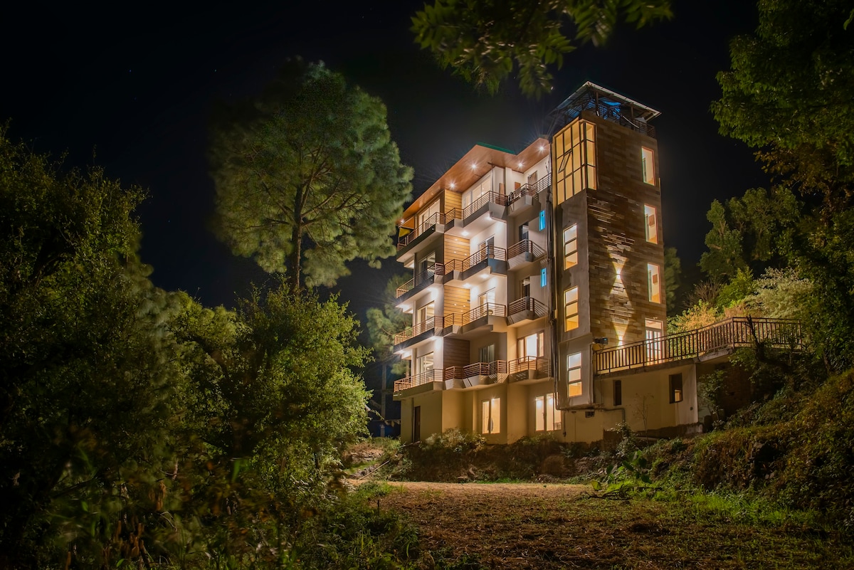 Majestic Pines || Mesmerising Hill View Full Villa