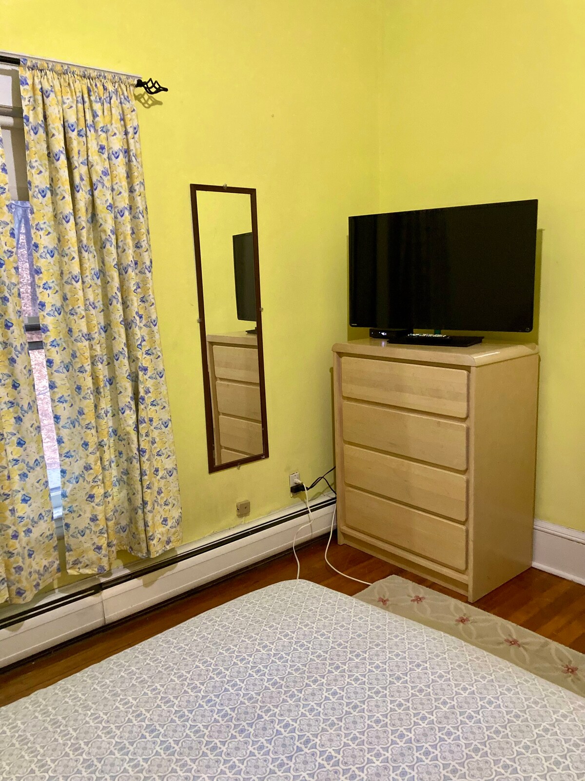 「A」卧室/卫生间位于维多利亚式大型住宅内，仅需1个月。