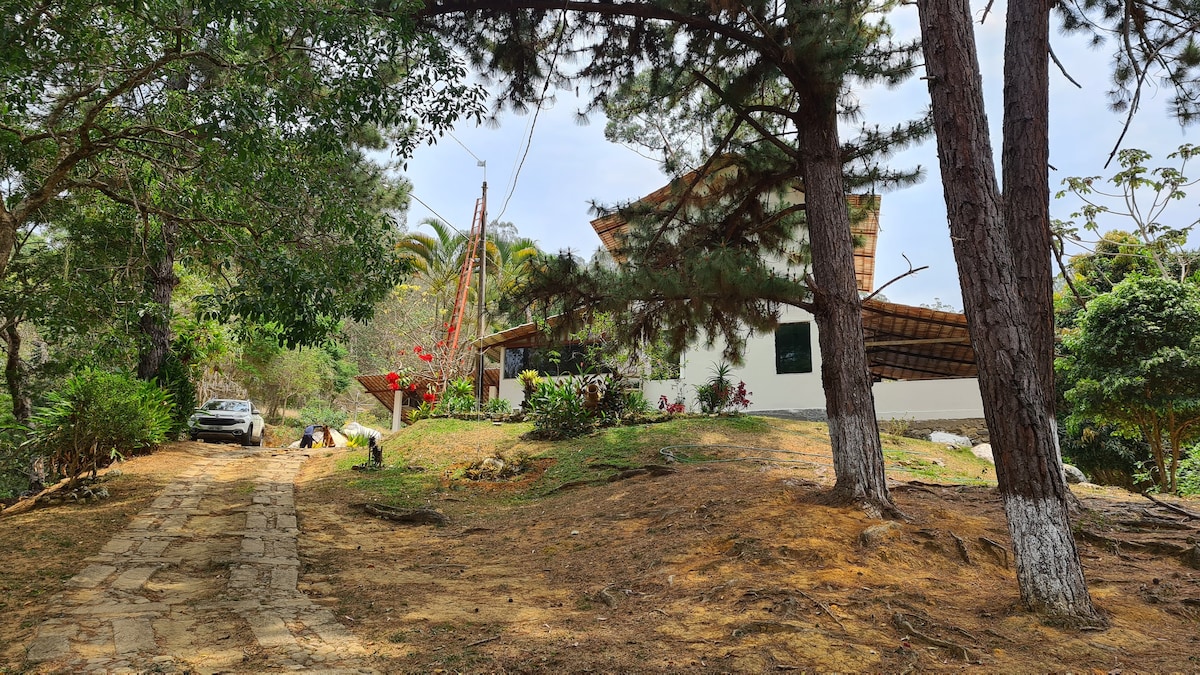 Casa no Pico da Ibituruna, em Gov. Valadares/MG