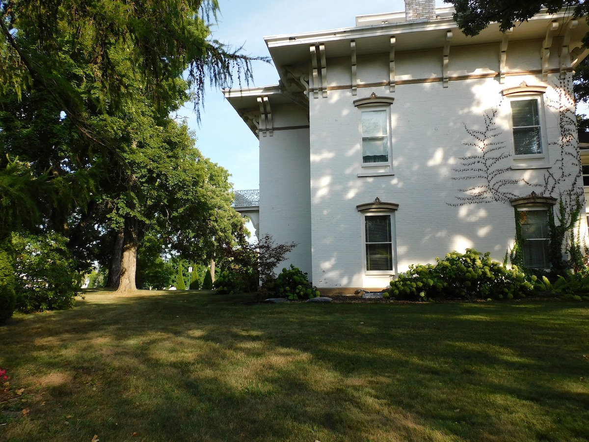 1854年州长Lewis Mansion Stays Retreats