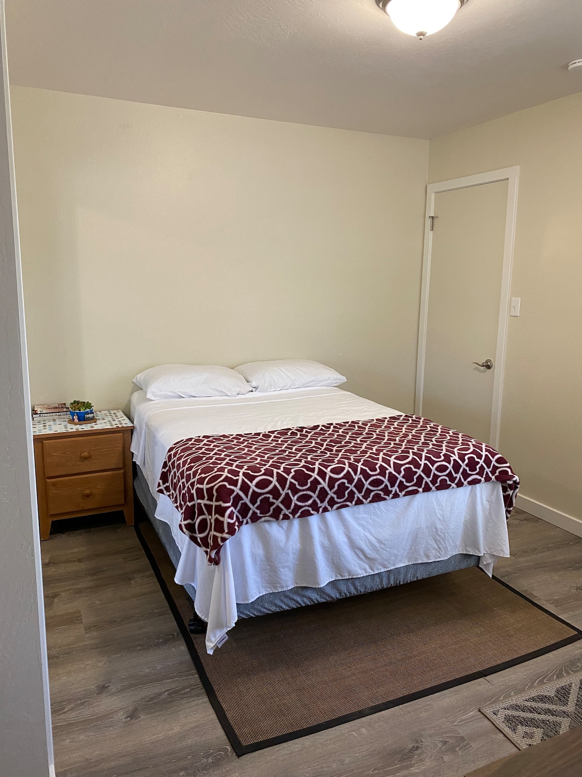 Cozy 1 Bedroom w/ private bathroom & workspace