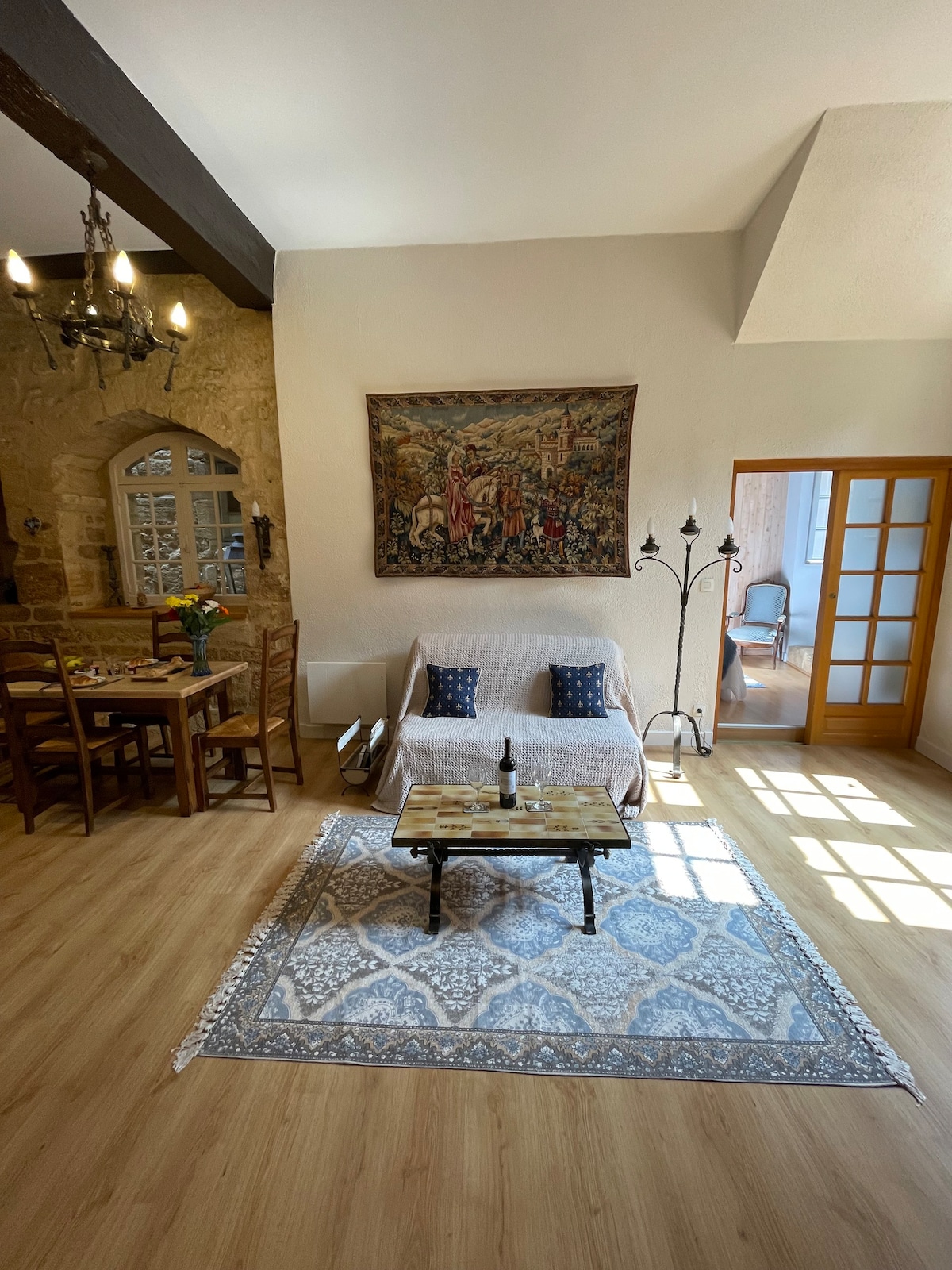 The Blue Lily - Apt. in medieval Sarlat Center.