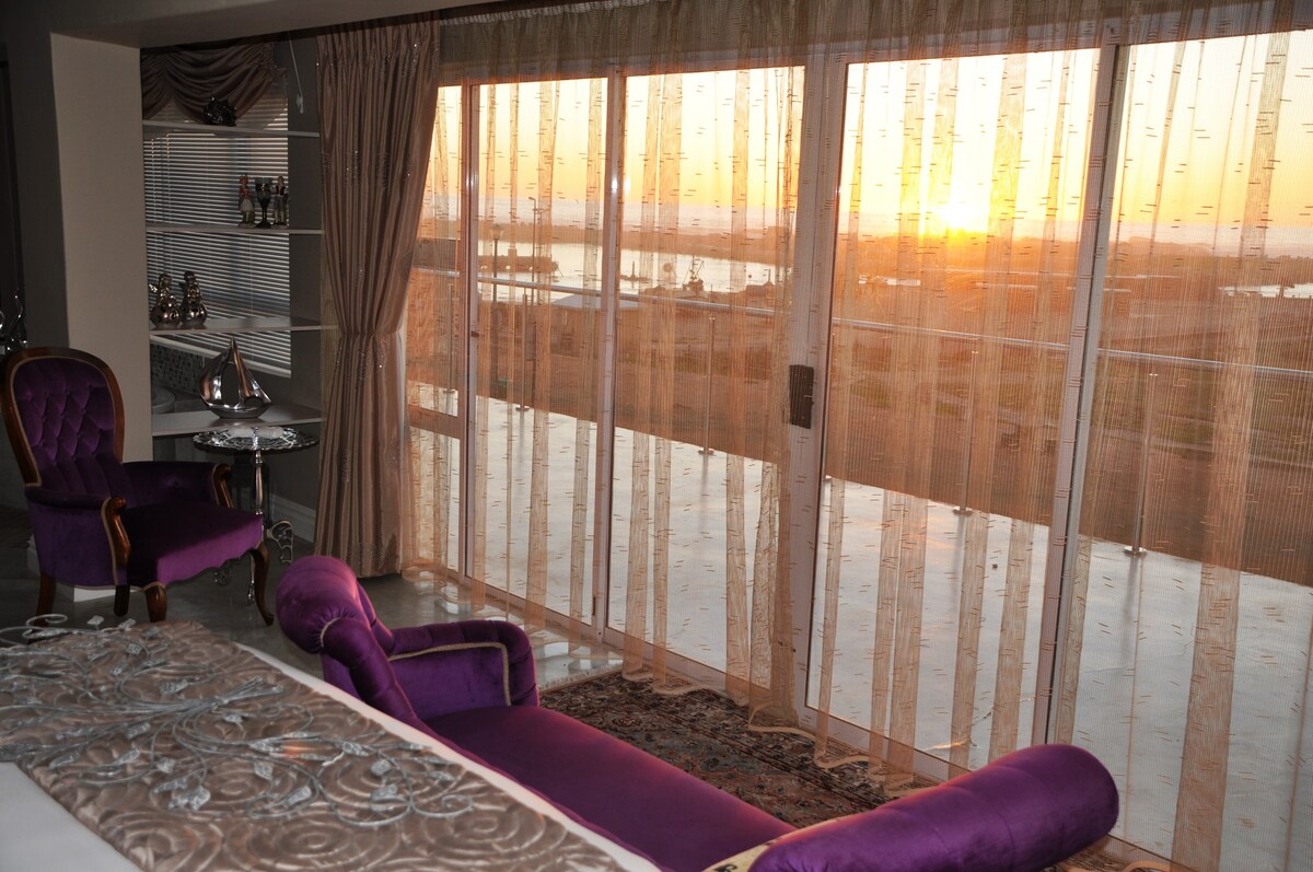 WATERFRONT @TheBay Guest Villa: Suite for Royalty