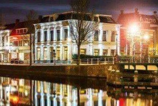 Leeuwarden市中心运河上的联排别墅（ 8 ）