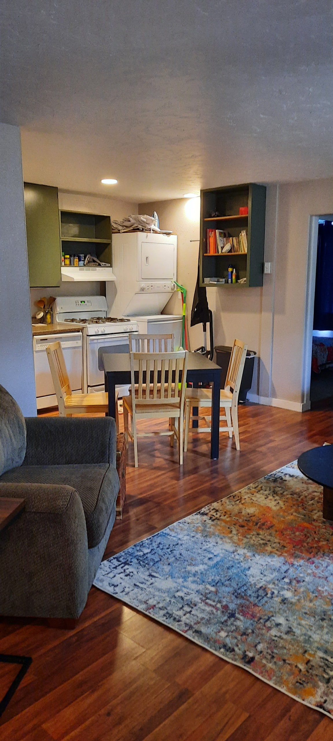 Cozy 3 bedroom private apartment near downtown