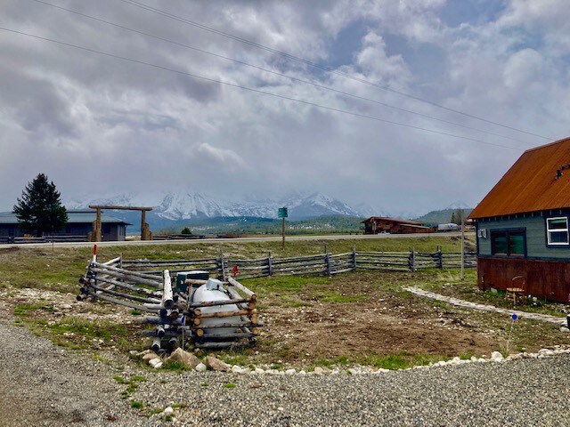 Updated Lil’ Cabin w/VIEWS! of the Sawtooths