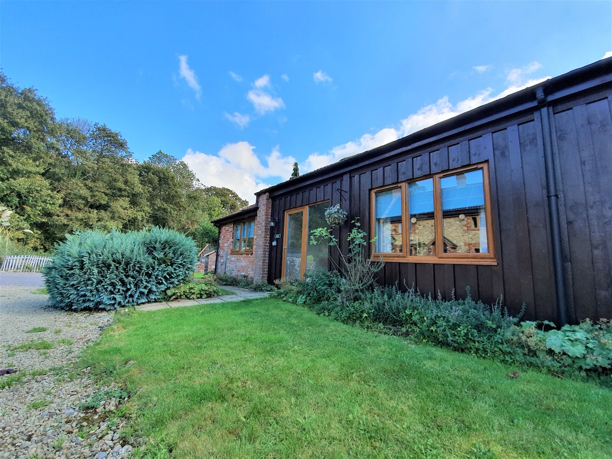 Dogs welcome! Lodge with enclosed garden in Dorset
