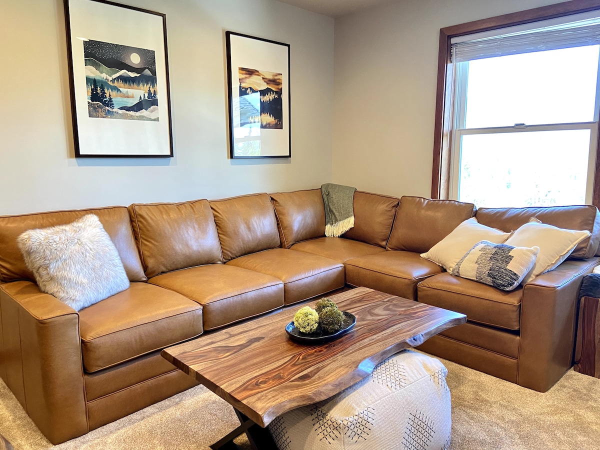 Updated 3/3 Ski-in Ski-out/Bike/Hike Kintla condo