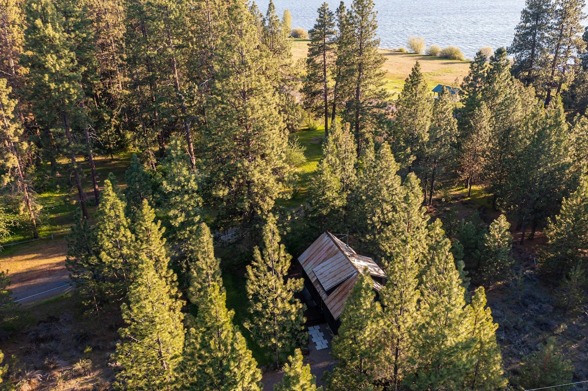 火山口湖附近的现代小木屋