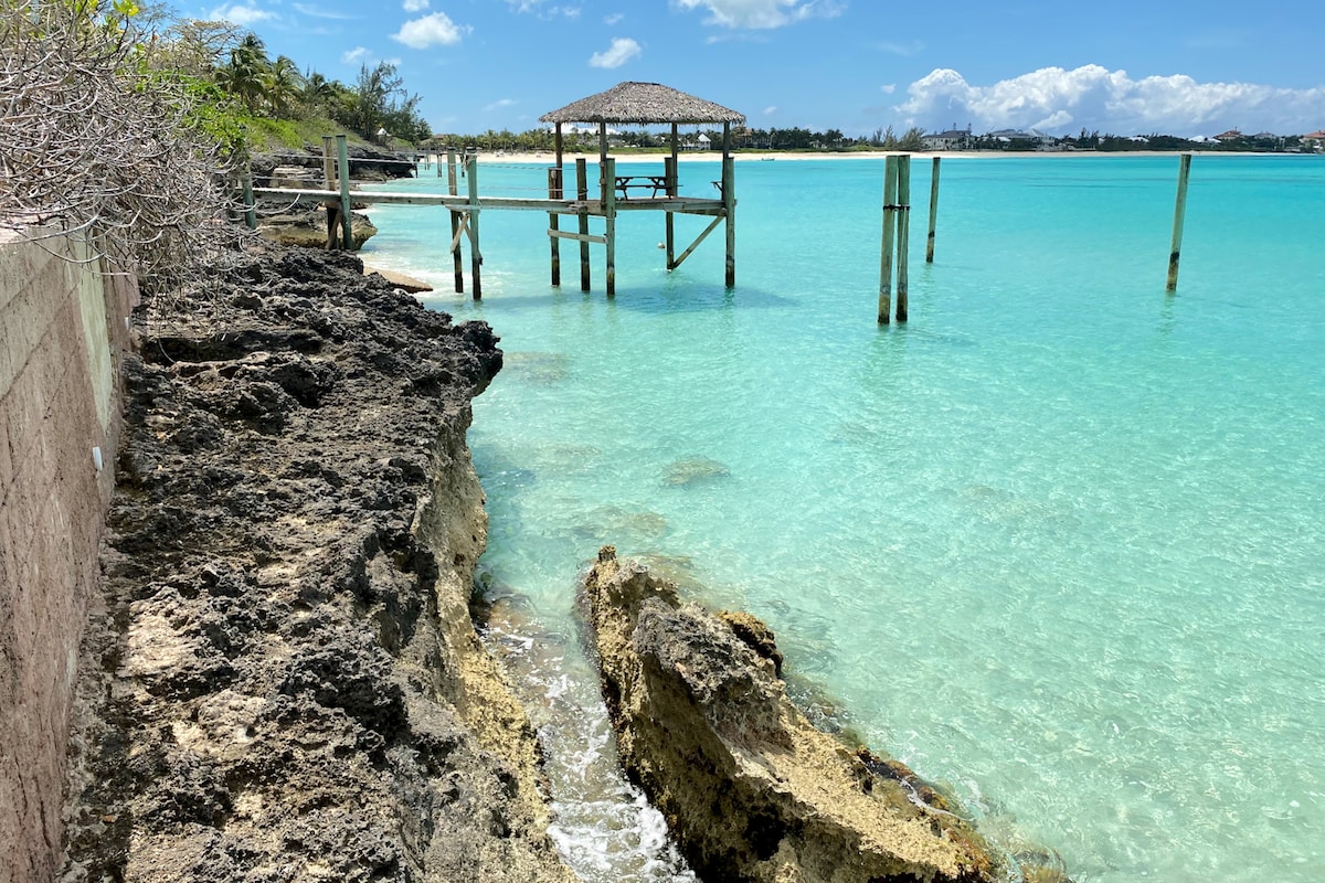 莱福德礁（ Lyford Cay ）和老堡湾（ Old Fort Bay ）附近阳光明媚的度假