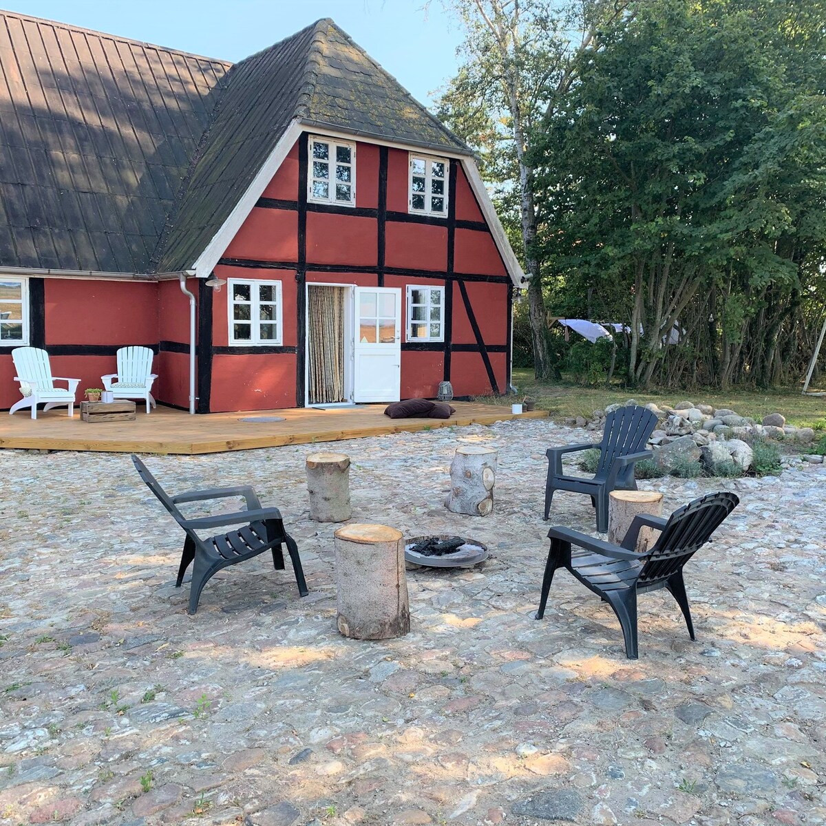 Strandgården - idyllisk firlænget gammel gård