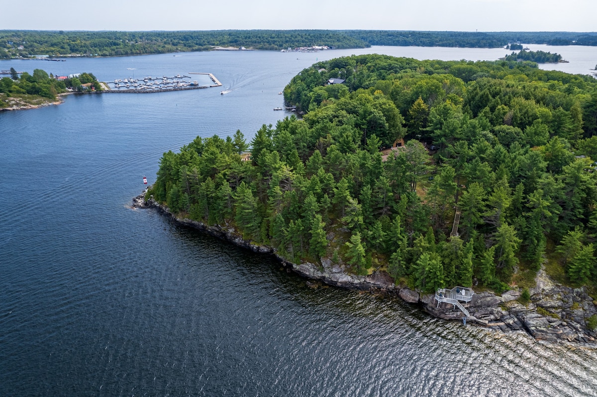 乔治亚湾海滨小屋（ GEORGIAN BAY Waterfront Cottage ） ，位于私人地点。