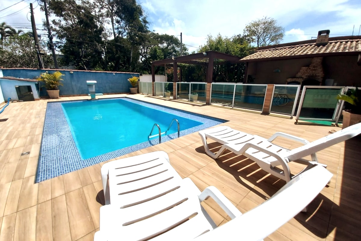 Casa com piscina e churrasqueira perto da praia