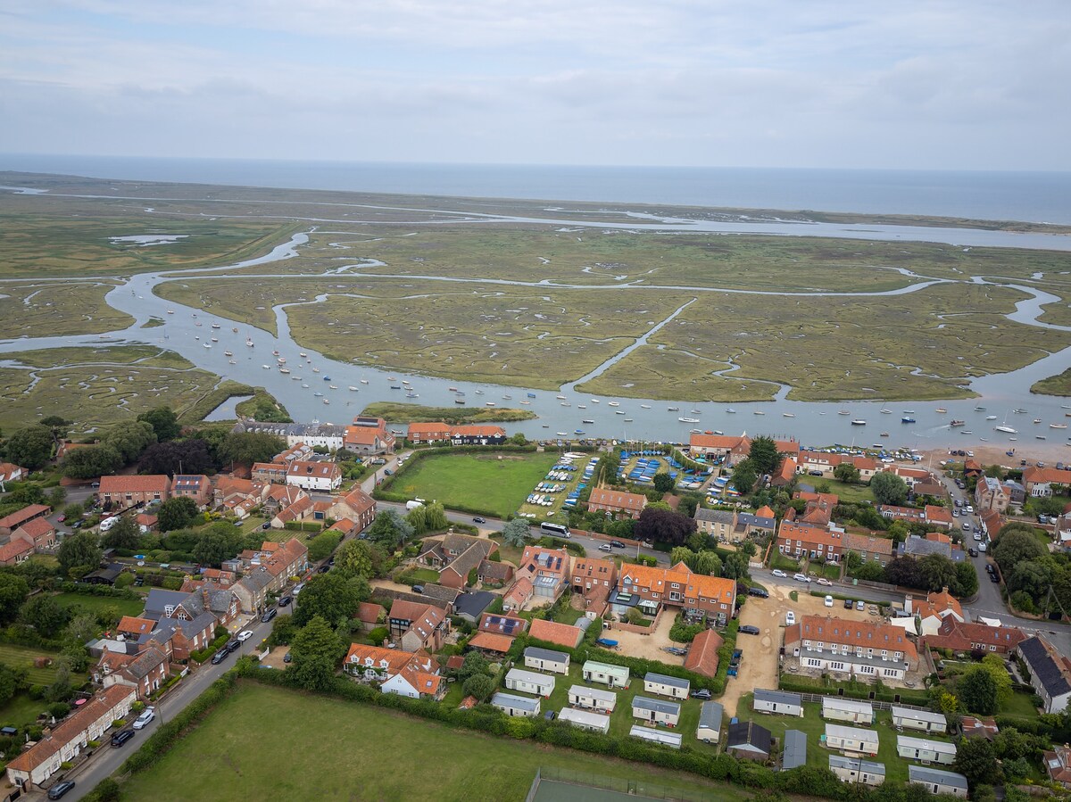 Cosy Coastal Post Mill Cottages - Best Location!