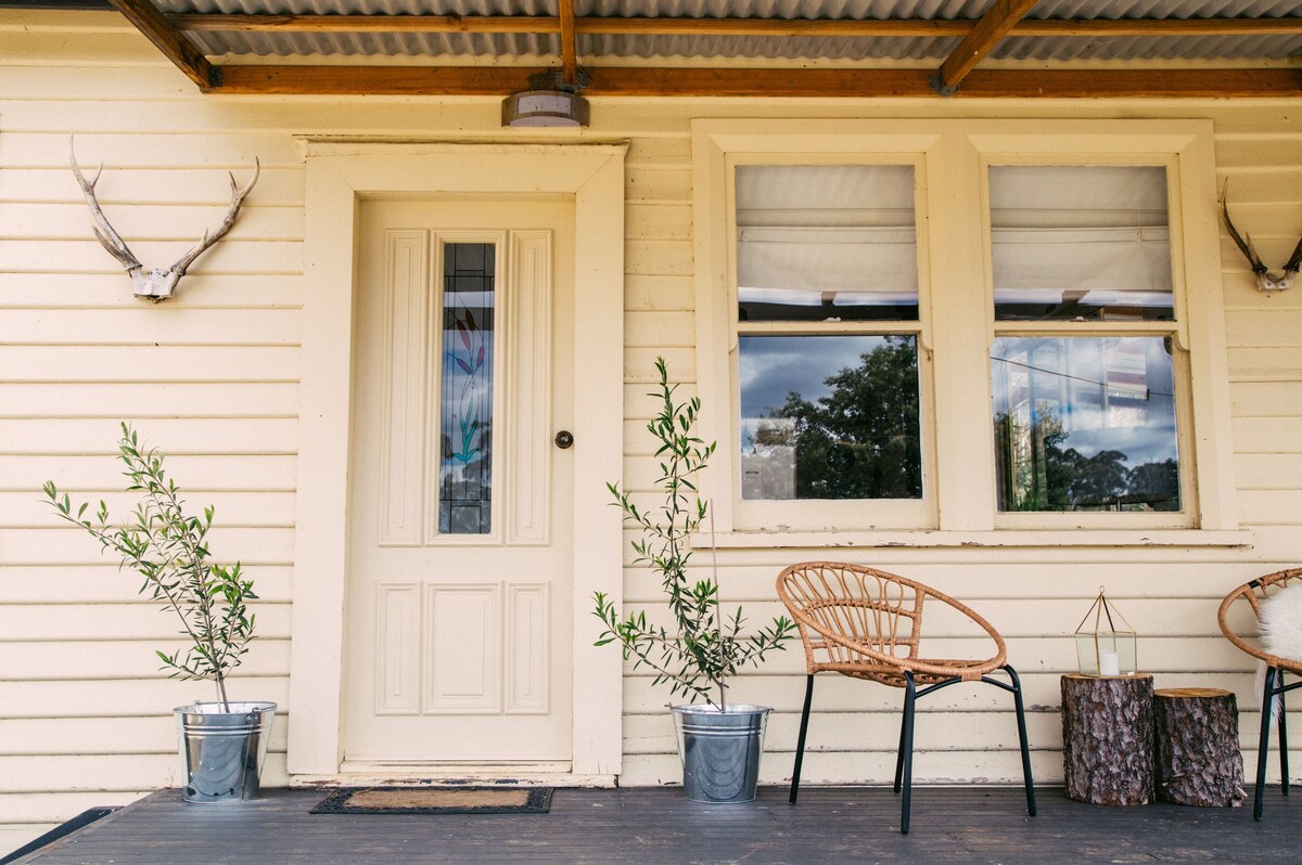 Monty 's Lakeside Cottage at Twin Lakeside Retreat