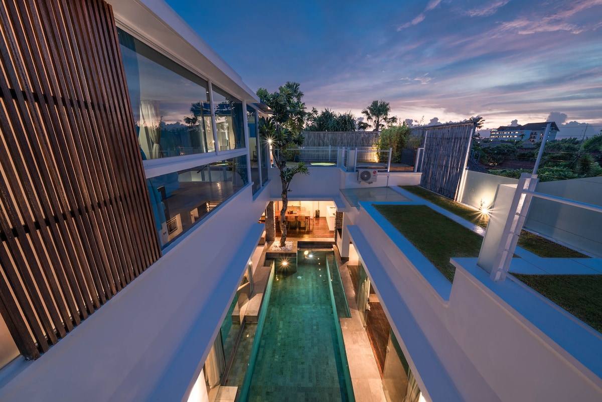 Modern Balinese 4BR Pool Villa in Central Seminyak