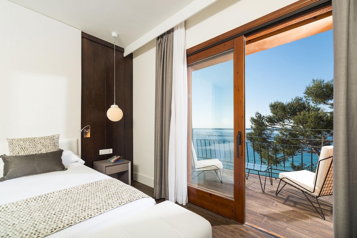 位于布拉瓦海岸-圣玛尔塔酒店（ Santa Marta Hotel ）中心的双人海滨客房（含早餐）