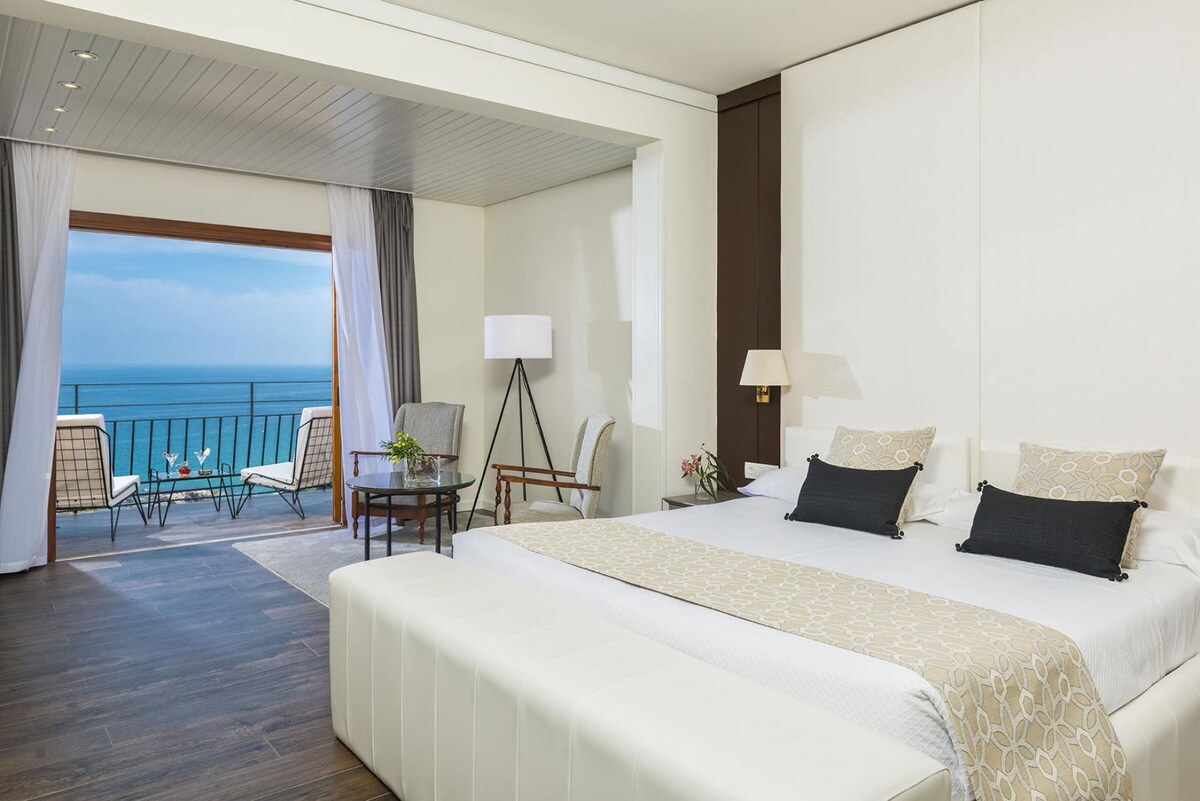 位于布拉瓦海岸（ Costa Brava ）中心的双人海景和早餐-圣玛塔酒店
