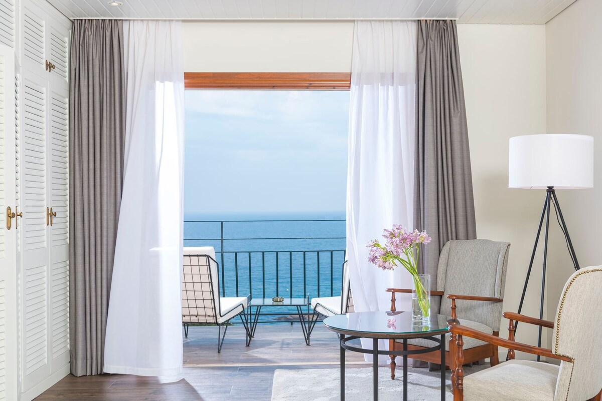 位于布拉瓦海岸（ Costa Brava ）中心的双人海景和早餐-圣玛塔酒店
