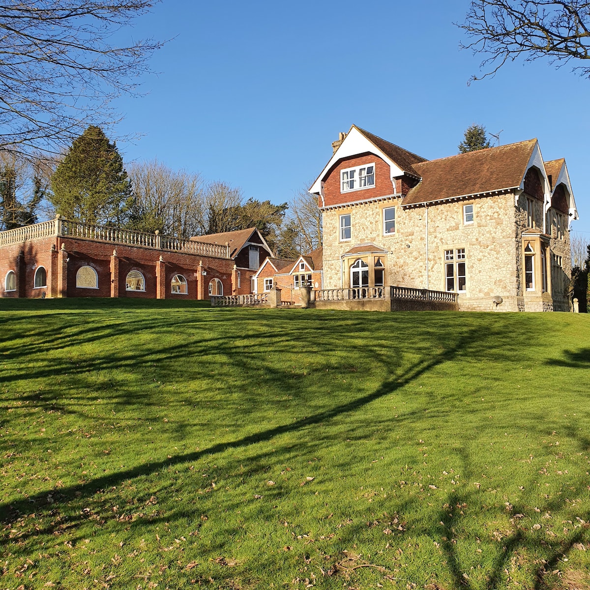 Country Manor House设有室内泳池和热水浴缸。