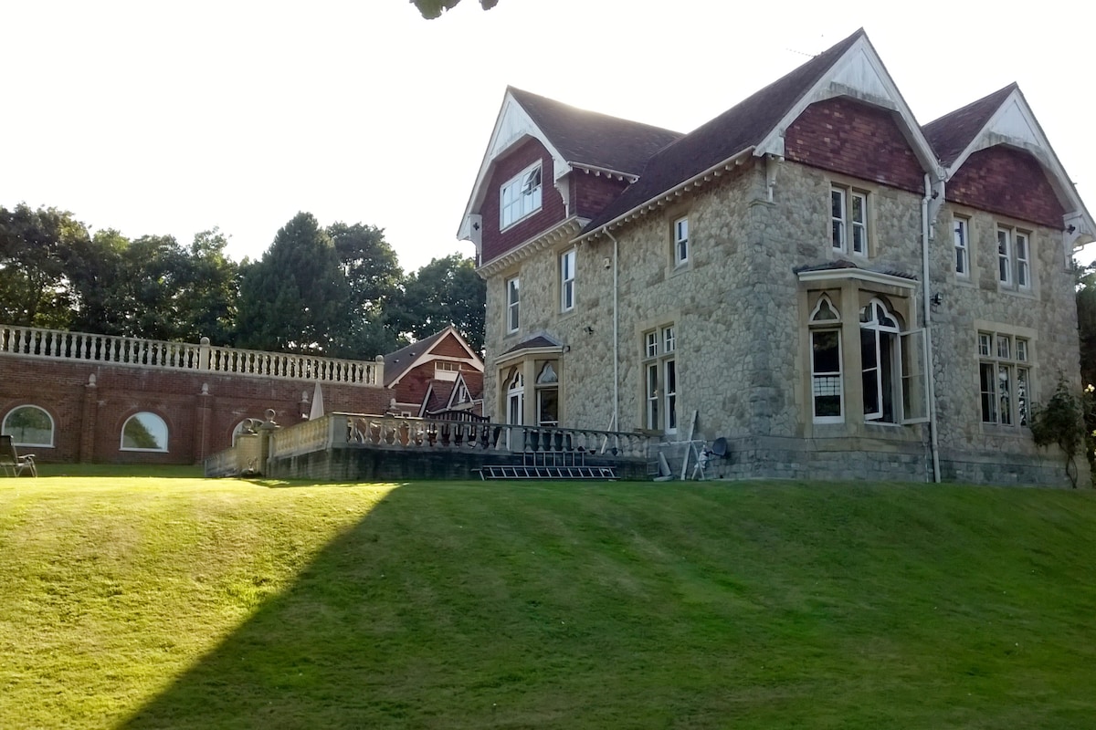 Country Manor House设有室内泳池和热水浴缸。
