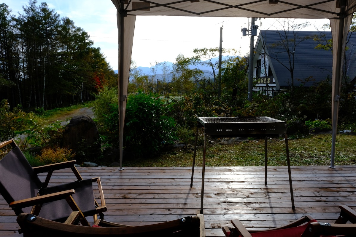 Private lodge with deck, mountain view & fireplace