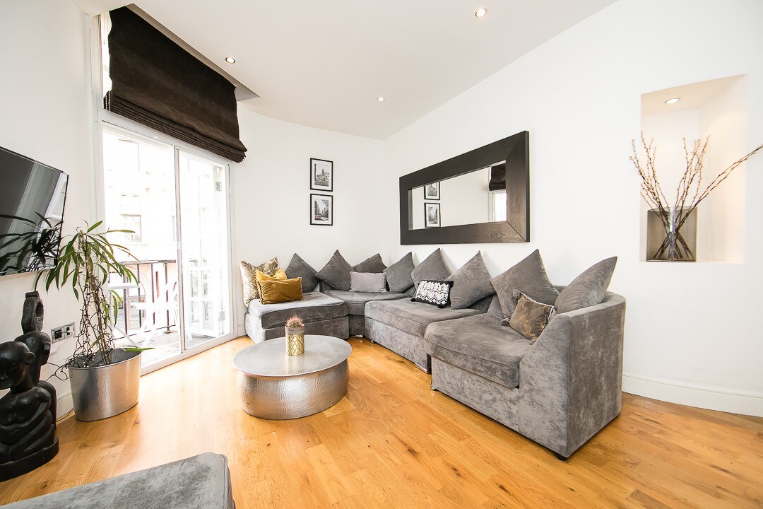 Boutique apt with balconies in the heart of Leeds