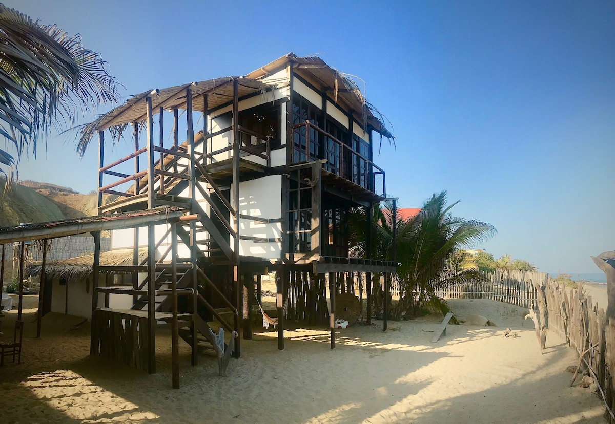 "Canoas de Punta Sal海滩上的美丽房子"