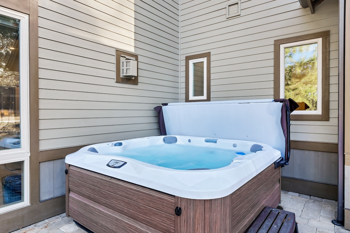 Close to Bachelor! Hot Tub! DogsOk. Luxury Retreat