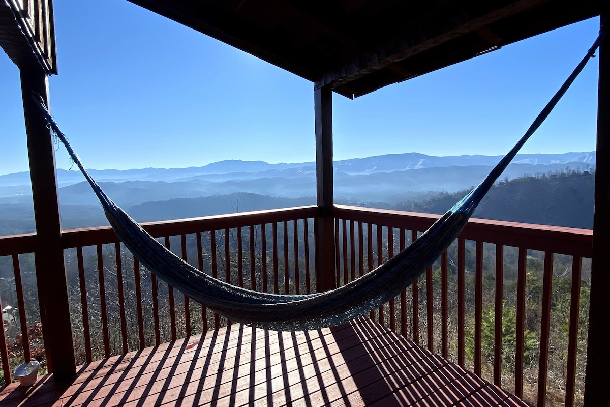 Stunning view! Hot Tub, Fireplace, Private & Relax