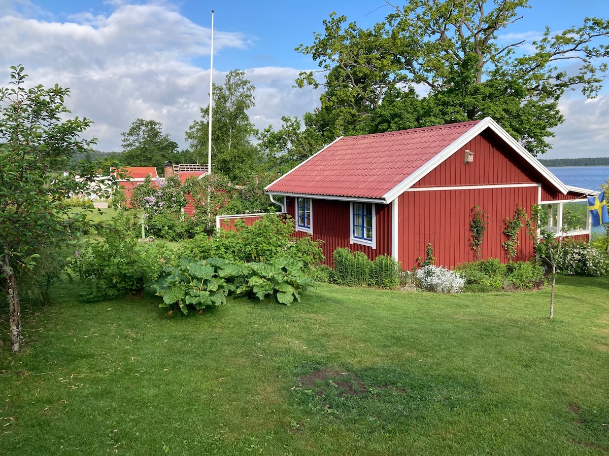 Stuga vid Mullsjön med egen strand.