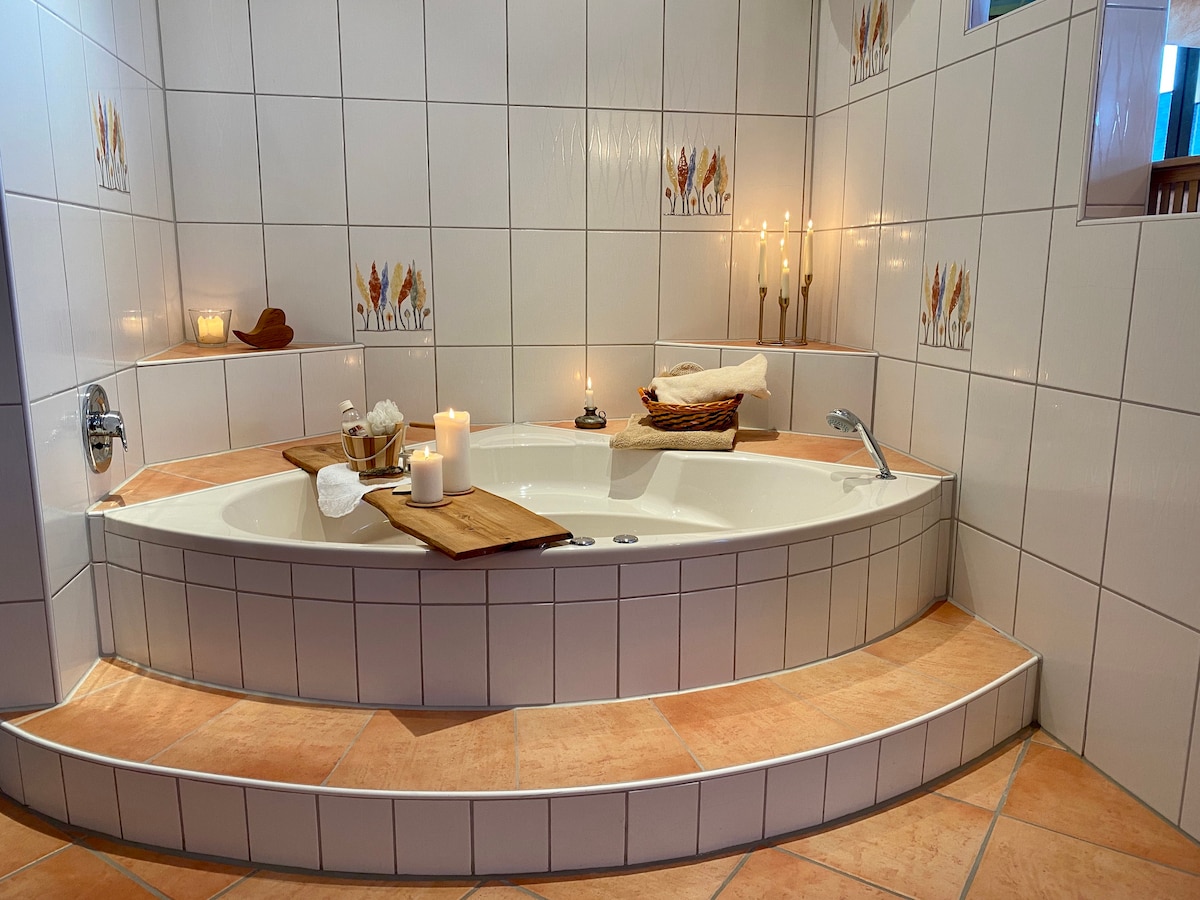 带桑拿浴室和按摩浴缸的私人水疗中心