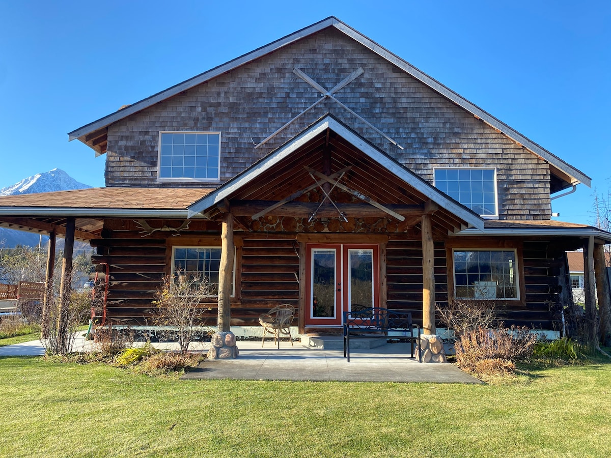 Eagle Nest Log Home with Wood Fired Creekside Sauna