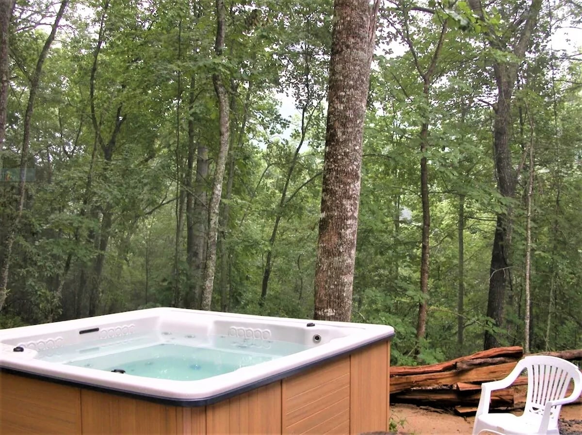 Luxury 4BR Log Cabin, Hot Tub, WiFi, Dog Friendly!