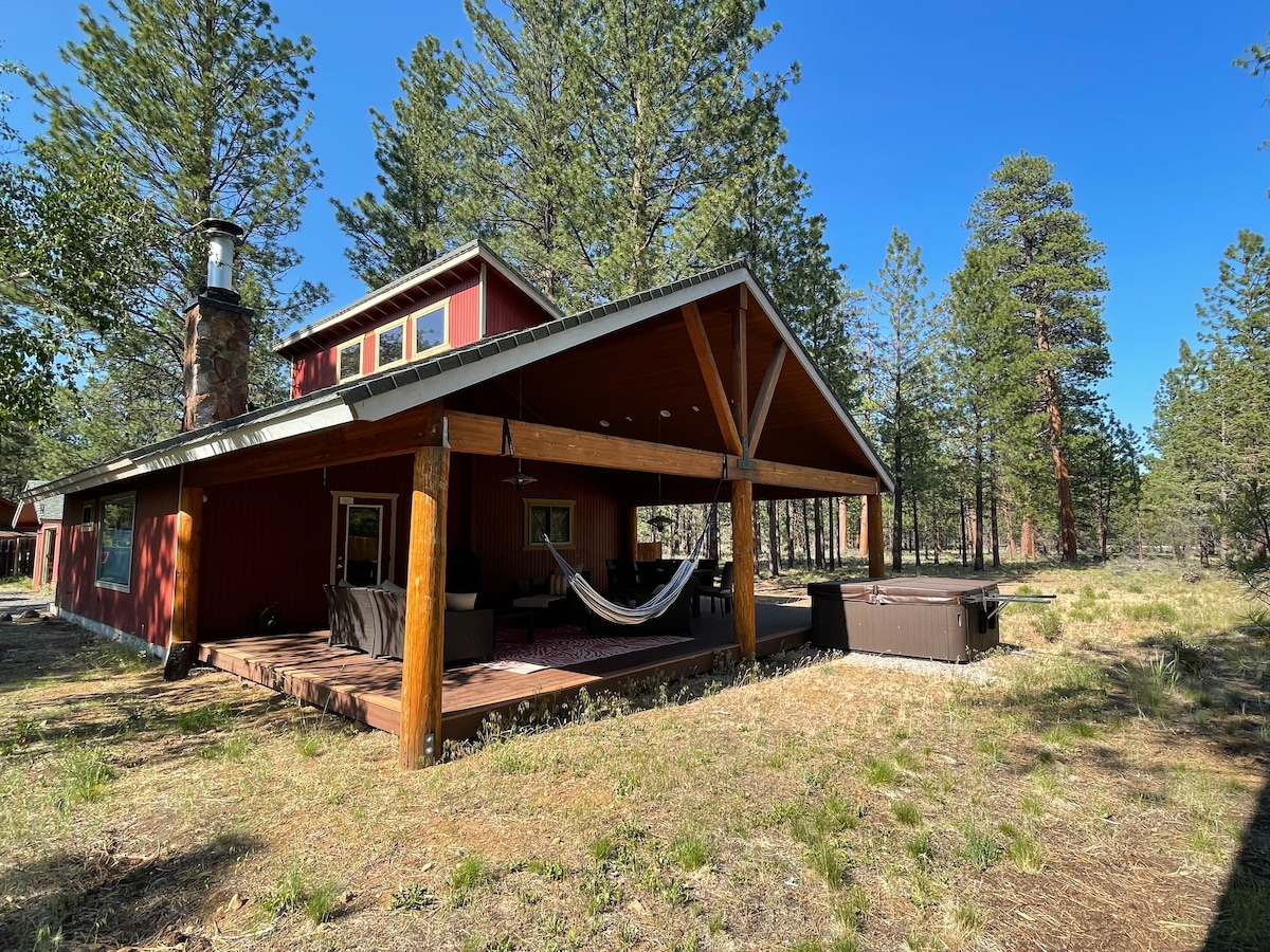 Cozy Hideaway w/outdoor living and hot tub!