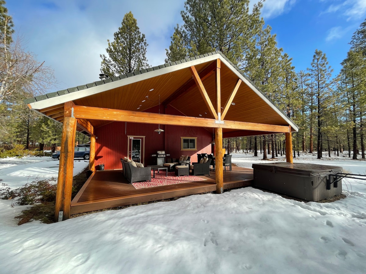 Cozy Hideaway w/outdoor living and hot tub!