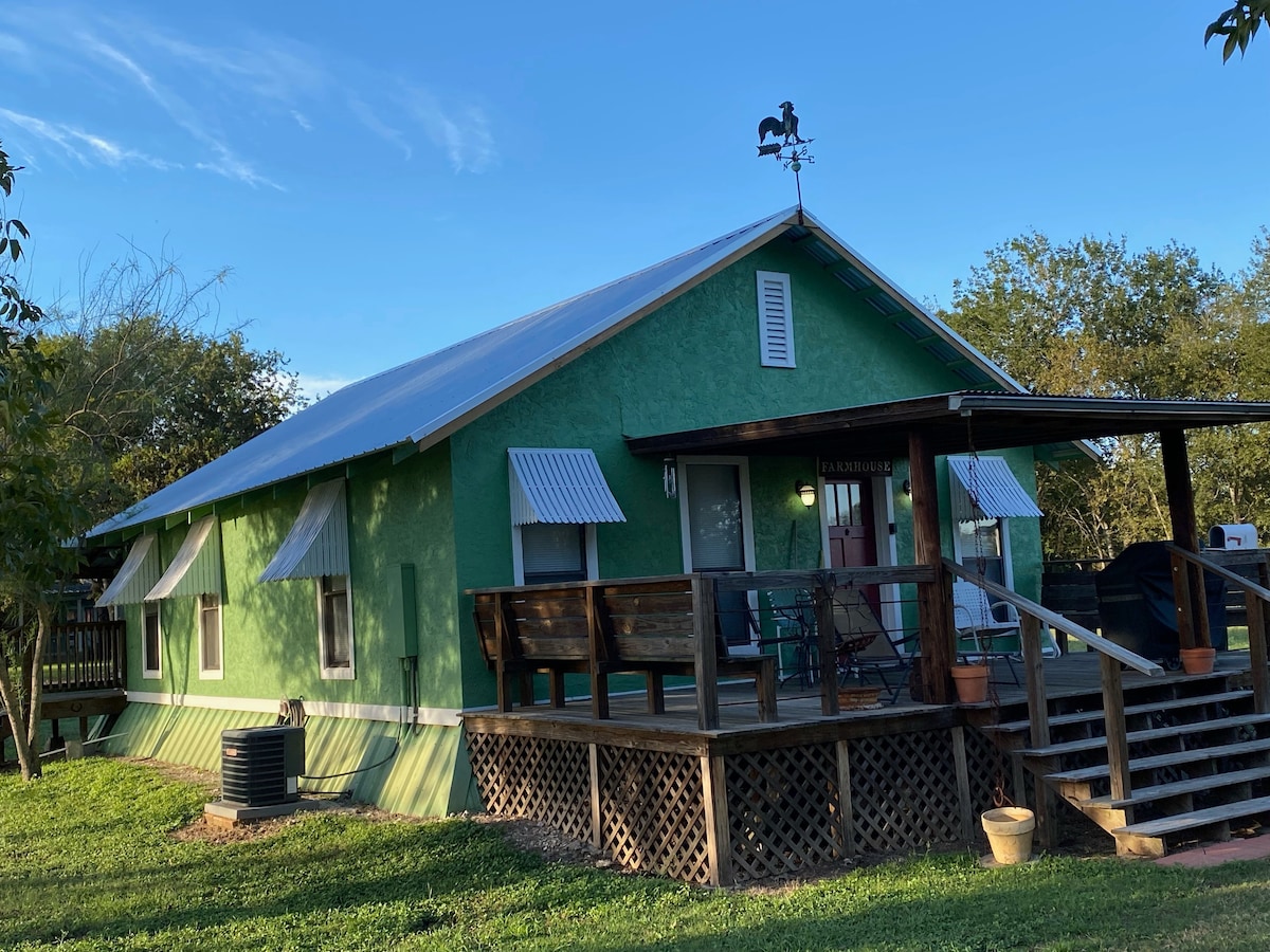 Munk House: A 1928 Farmhouse Near San Marcos River