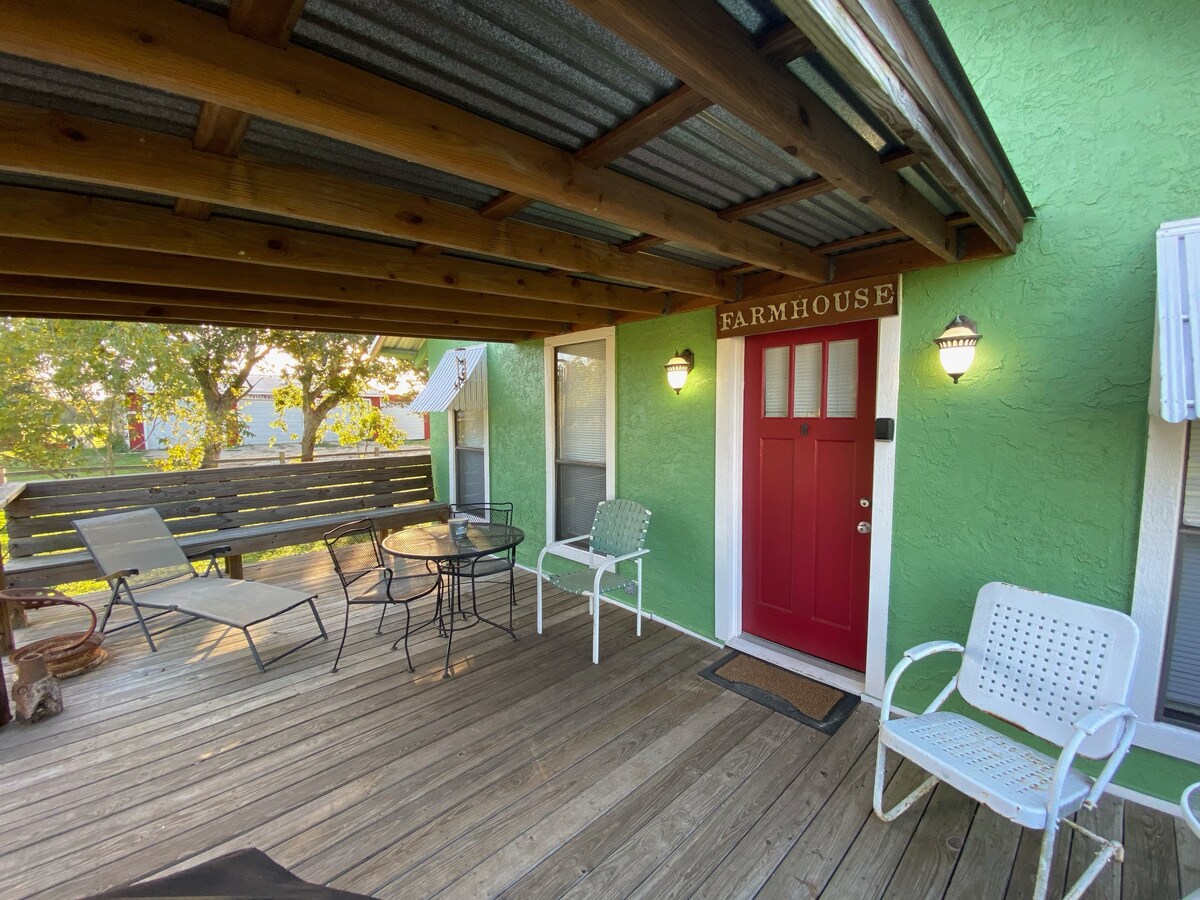 Munk House: A 1928 Farmhouse Near San Marcos River