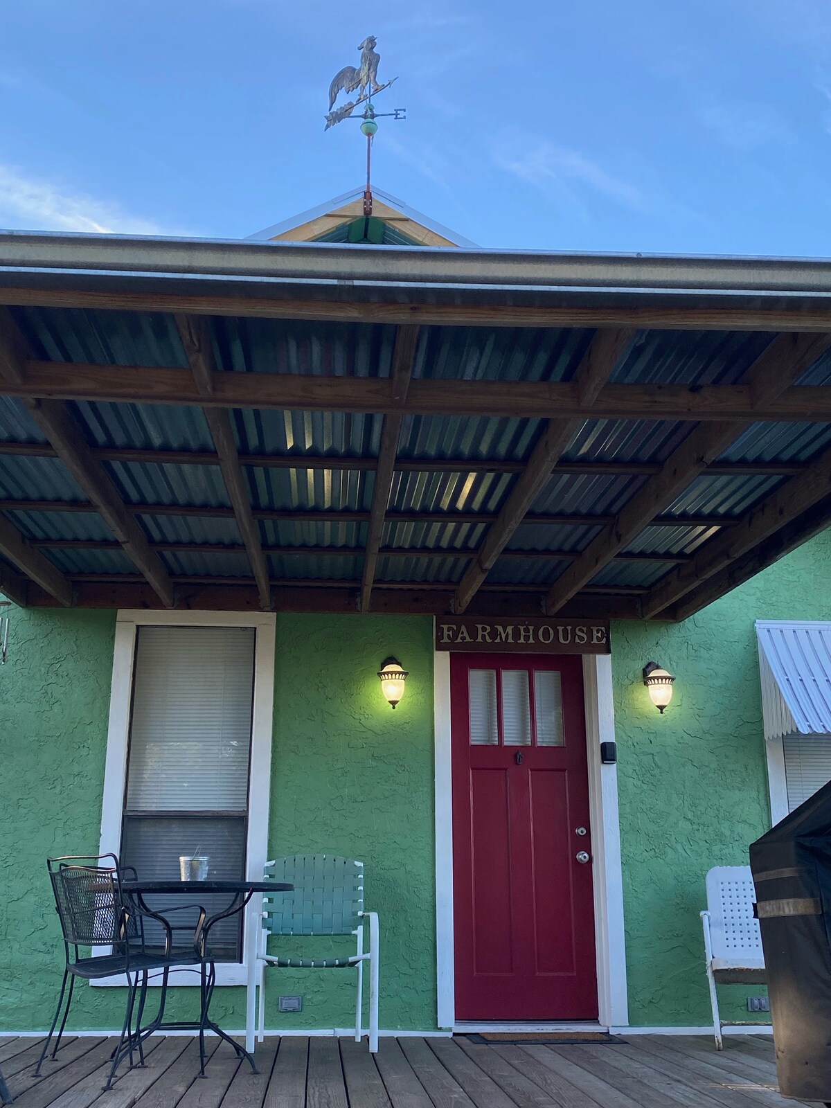 Munk House: A 1928 Farmhouse Near San Marcos River