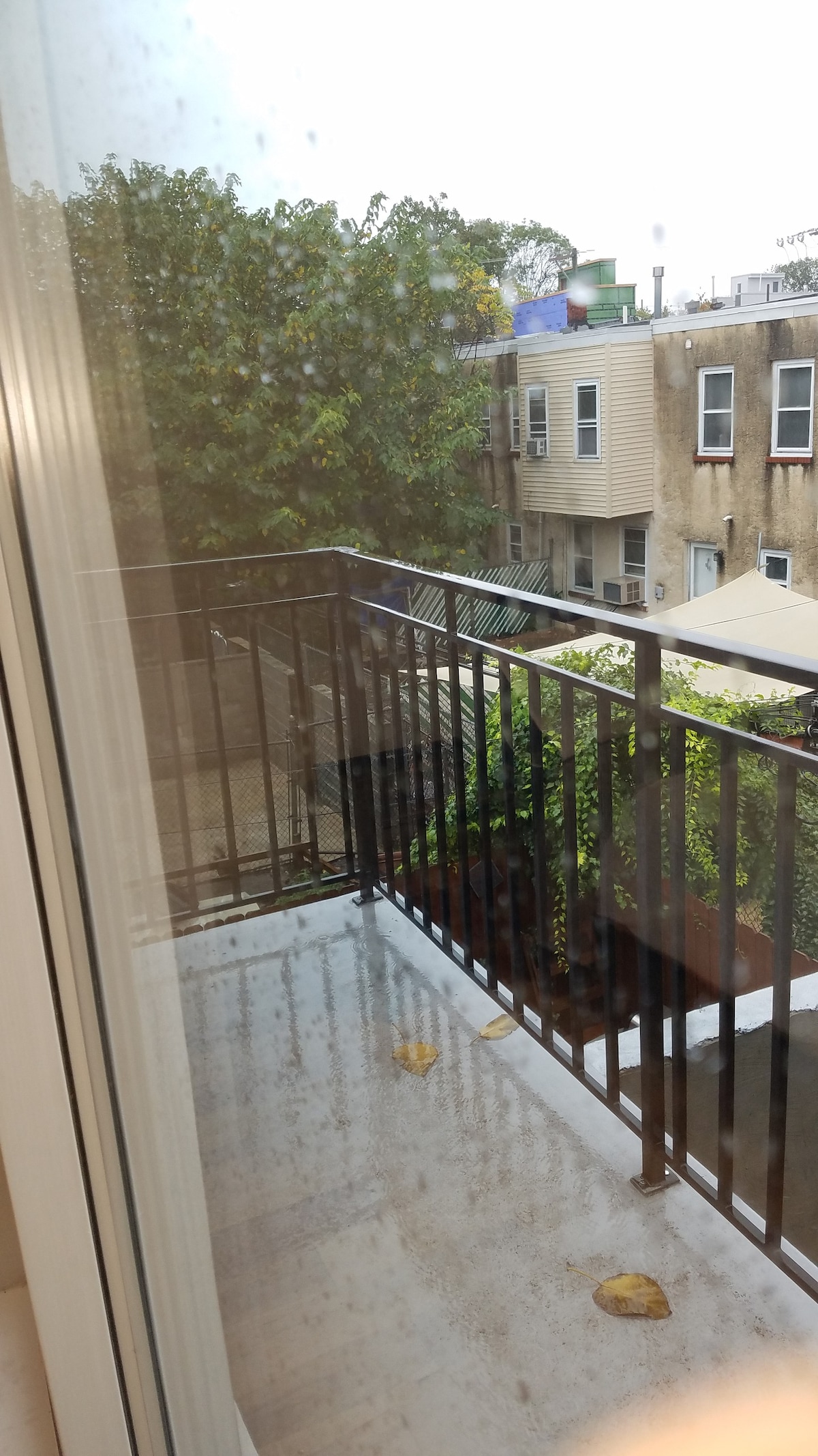 W1 Large Queen TV&Balcony walk to CHOP/centercity