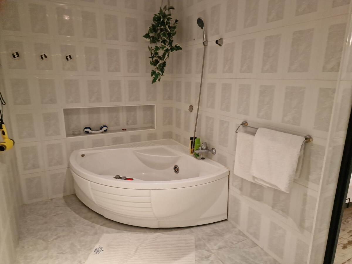 Room with Jacuzzi bathtub. Agrotourism - Gramburg