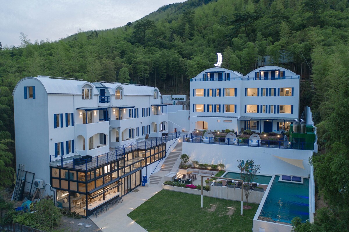 圣岛莫干洞穴温泉体验望星全景复式大床房泳池泡泡趴圣托里尼度假风丰富的亲子活动精美早餐 湖州市民宿