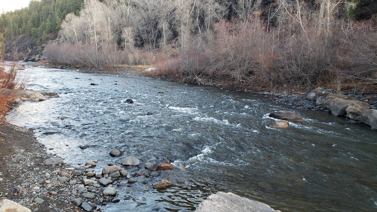 帕戈萨（ Pagosa ）市中心河滨房源，令人惊叹！ ！ ！