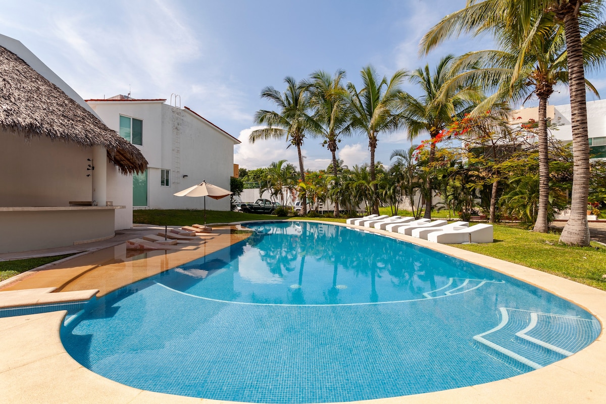 Santi别墅，可供9人入住，位于阿卡普尔科迪亚曼特（ Acapulco Diamante ）。