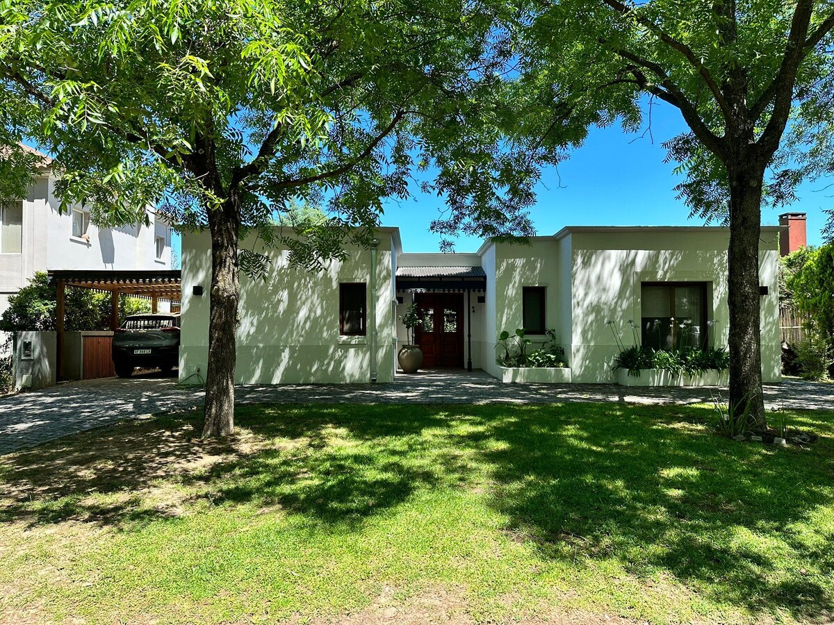 CASA ESTILO CAMPO  A MINUTOS DE CIUDAD BS. AIRES