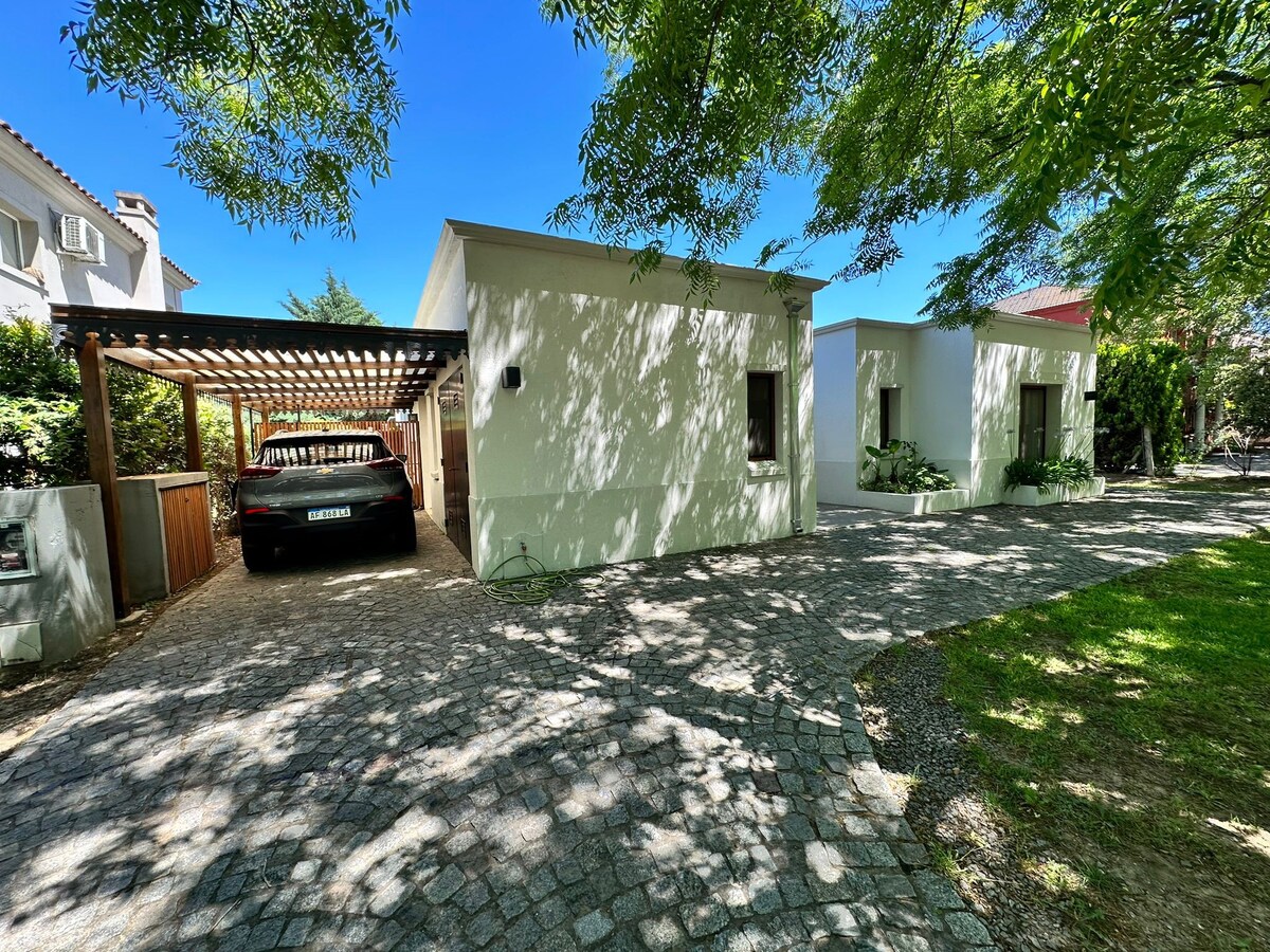 CASA ESTILO CAMPO  A MINUTOS DE CIUDAD BS. AIRES