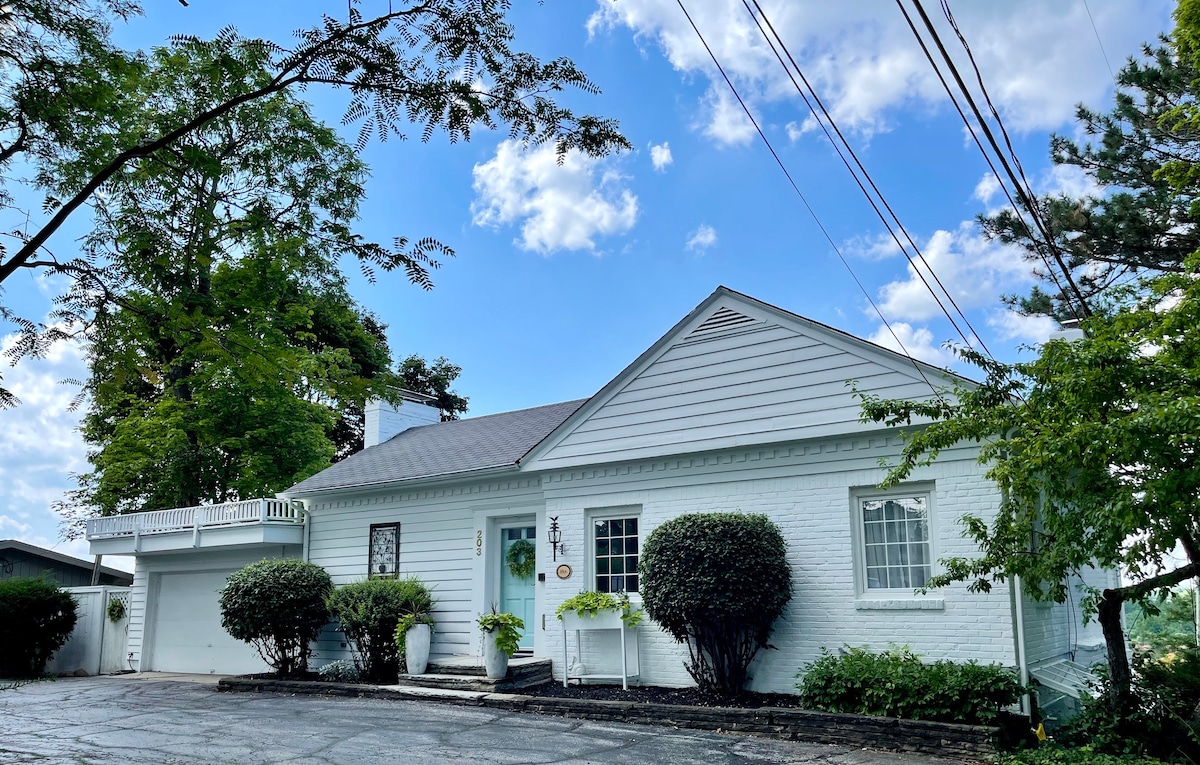 河畔日落，步行即可抵达城镇餐厅和商店