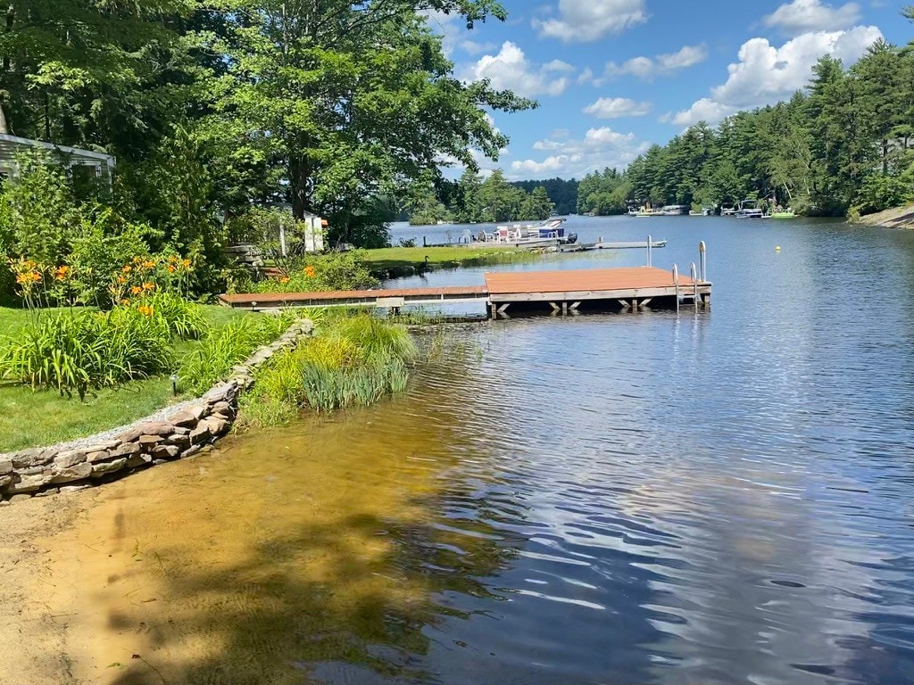 Pawtuckaway Lake的乡村小木屋